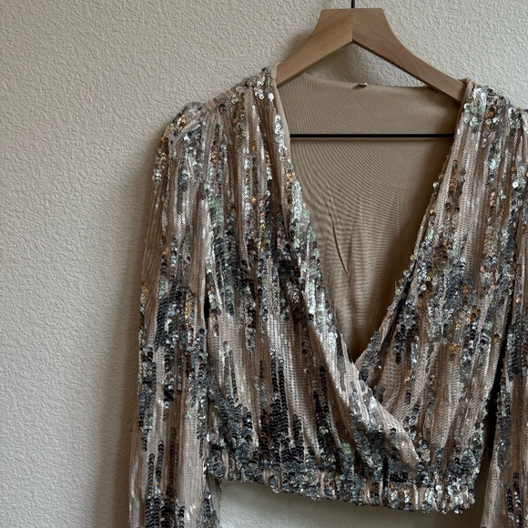 SEQUINED LONG SLEEVE TOP (M) NBW - Picture 1 of 3